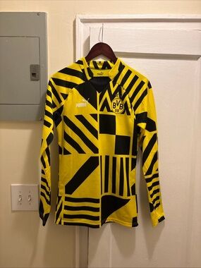 Men’s Puma Borussia Dortmund pre-match soccer jersey size XS